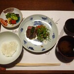 山荘無量塔 - 夕食：変鉢（大分県産黒毛和牛 墨焼き ポン酢おろし）、食事（御飯、香の物、止椀）