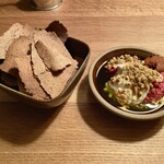 INUI - ビーツのフムス フェタ・チーズとサワー・クリーム ブラック・クミン風味のライ麦クラッカー