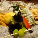山荘無量塔 - 夕食：先付（秋刀魚と秋野菜の吹き寄せサラダ パプリカ塩：おぼろ昆布で巻いた秋刀魚、銀杏、小茄子、パプリカ、焼き栗、エリンギ、グリーンリーフ）