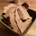 INUI - ビーツのフムス フェタ・チーズとサワー・クリーム ブラック・クミン風味のライ麦クラッカー