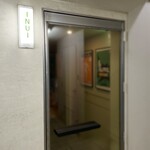 INUI - 雑居ビルの1階奥の隠れ家