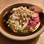 INUI - ビーツのフムス フェタ・チーズとサワー・クリーム ブラック・クミン風味のライ麦クラッカー