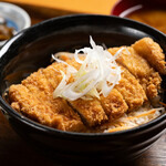 白馬農場 キッチン＆マルシェ 農かふぇ - 信州米豚を厚めに切ったカツに、自社農場「白馬農場」産の大豆で出来た醤油を使った特製ダレが良く合います