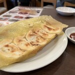 一味玲玲 - 羽根付きの焼餃子５つ