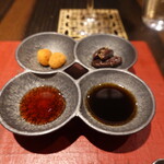 4000 Chinese Restaurant - 蒸した上海蟹用の黒酢と赤酢、ピーカンナッツ