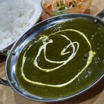 クイーンガーデン - ほうれん草チキンセット950円(税込)中辛・ライス・アイスチャイで注文。
                                ほうれん草の甘味とスパイスの調和、濃くがあって美味♪
                                これならいけそうなので、久々に辛口か激辛挑戦してみようかな(｀∀´)