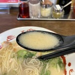 ラーメン臥龍 - スープにゅーん♪♪