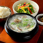 Seolleongtang套餐 【汤、免费饮料、沙拉、泡菜】