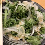 大衆日本酒バル ふとっぱらや - 小皿に見えるけど、下からわさわさ出てくる！生野菜で290円も素晴らしい！