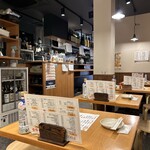 大衆日本酒バル ふとっぱらや - 2人テーブルもこういう店にありがちな激狭じゃないのです。