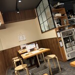 大衆日本酒バル ふとっぱらや - 奥には４人テーブルもありました