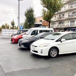 Ebisoba Hiiro - 契約駐車場(無料)は6台分で開店前に満車になった。満車の場合は近隣のコインパーキングへ。入店時にどこに停めたかスタッフに訊かれることもある。三重県から来ている人もいたようだ。