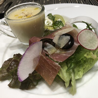 S kashiwa - 生ハムをあしらった前菜。おいしいです