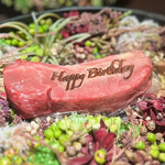 THE KINTAN STEAK - たくさんのお花と、
                “Happy  Birthday“の焼印付きの大きな牛タンがデデーンと！！(*ﾟ∀ﾟ*)
                
                コレはインパクト大！！(﹡ƠωƠ﹡)