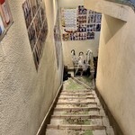 Hacchouboritomo - 階段を降りて行く