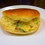 マルジューベーカリー - サラダパン￥90
      