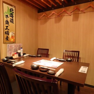 Jizake To Dousanshokuzai Issho - 少人数に最適のテーブル席もご用意！！仕事帰りやデート、仲間同士の飲み会にぴったりです。