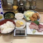 お食事処 まつおか - 刺身とカキフライ定食　1400円
            素材は良いが揚げ物は揚げたてが一番。揚げ物冷たい汁ぬるい。もったいないです。