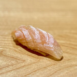 鮨 りんだ - 平目の漬け
      これも歯応えと弾力が素晴らしく、そして熟成させているのか旨味も凝縮されていてとても美味しかったです！