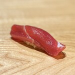 鮨 りんだ - 赤身の漬け
      シンプルだけどやっぱり美味しい、王道の逸品。