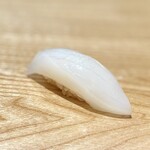 鮨 りんだ - 墨烏賊（鹿児島）
      サクリとした歯切れの良い烏賊で、酢橘が良いアクセントになっていました。