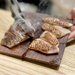 鮨 りんだ - 喉黒の備長炭炙り
                                備長炭を直接のどぐろに押し付けていくので、身も店内も香ばしい香りに包まれます。