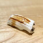 鮨 りんだ - 穴子
      まだ熱さを感じるほくほくほろほろの穴子。ほっこりする甘さでラストスパート。