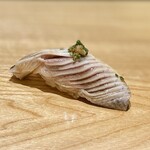 鮨 りんだ - 鰯（千葉県銚子）
                                この日一番衝撃だったネタがこちら。脂身が上質で、とろりと舌の上でとろけました。