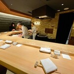 鮨 りんだ - 店舗内観
      どの席からも握り手さんの一挙手一投足を見て楽しめる劇場型カウンター。