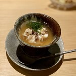 鮨 りんだ - 焼き白子の茶碗蒸し
      タチ（鱈の白子）が美味しい季節になってきましたね！このとろけるねっとり食感を引き立てていて、茶碗蒸しによく合います。隠し味の信州味噌がまた名脇役です。