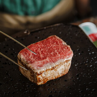 A5ランク雌牛が持つ旨味を、溶岩焼によって逃がすことなく提供