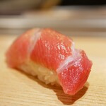 Tennen honmaguro ariso zushi - 味は控えめながら脂の多いトロけが楽しめる蛇腹。