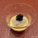 御料理 寺沢 - 黄身酢で味わう薄く包丁が入れられた障泥烏賊にキャビア