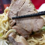 ラーメン二郎 - 私の好きな食感が楽しめるややキシキシのホロホロブタさん。