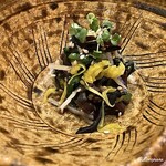 御料理 寺沢 - 香茸に自家製の熊肉ジャーキーに菠薐草に菊花に白胡麻の胡桃和え