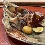 御料理 寺沢 - 酔っ払い蟹風の活けの菱蟹の漬け込みに菱蟹の卵､鮑の塩蒸しに秋刀魚の有馬煮､栗しぼりに牡蠣のおかき揚げ