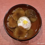 御料理 寺沢 - 菱蟹の蟹真薯と天然物の榎茸の椀にはへぎ柚子の吸口