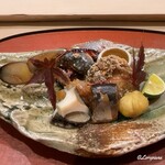 御料理 寺沢 - 酔っ払い蟹風の活けの菱蟹の漬け込みに菱蟹の卵､鮑の塩蒸しに秋刀魚の有馬煮､栗しぼりに牡蠣のおかき揚げ