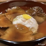 御料理 寺沢 - 菱蟹の蟹真薯と天然物の榎茸の椀にはへぎ柚子の吸口