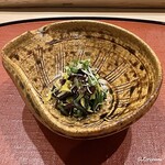 御料理 寺沢 - 香茸に自家製の熊肉ジャーキーに菠薐草に菊花に白胡麻の胡桃和え