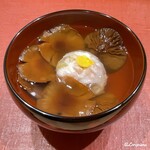 御料理 寺沢 - 菱蟹の蟹真薯と天然物の榎茸の椀にはへぎ柚子の吸口