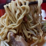 ラーメン二郎 - 麺の感じは野猿っぽい、どちらかって言うとやや細めに感じる麺。食感、味わいとも好きなタイプ。
