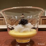 御料理 寺沢 - 黄身酢で味わう薄く包丁が入れられた障泥烏賊にキャビア
