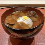 御料理 寺沢 - 菱蟹の蟹真薯と天然物の榎茸の椀にはへぎ柚子の吸口