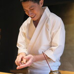 鮨 三心 - もう一枚、遠めの大将で。