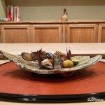 御料理 寺沢 - 酔っ払い蟹風の活けの菱蟹の漬け込みに菱蟹の卵､鮑の塩蒸しに秋刀魚の有馬煮､栗しぼりに牡蠣のおかき揚げ