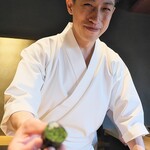 鮨 三心 - やっぱり近くで笑顔の大将も一枚。