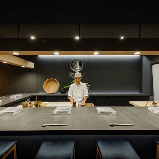 江戸前赤酢を使用した昔ながらの江戸前鮨をカウンターで…
