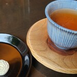 Kagizen Yoshifusa - 「菊寿糖」と温かい焙じ茶
                        阿波和三盆糖製、中国故事の菊慈童にちなんだ菊の花をかたどった干菓子