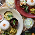 Hati Dua - 世界一美味しいと評価された『ルンダン』や様々なインドネシア料理を堪能できる
                      Hati dua本日のワンプレート 